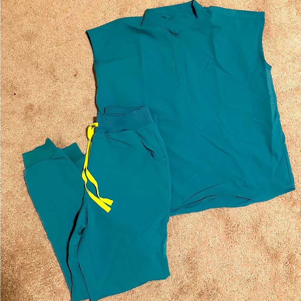 FIGS Scrubs Set